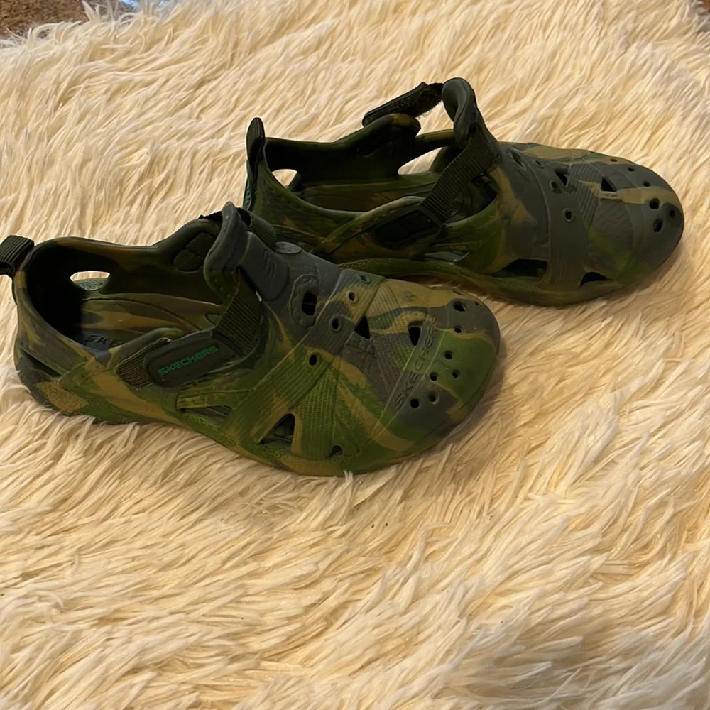Boy Skechers Waterproof Shoes Green Camo Sz 10